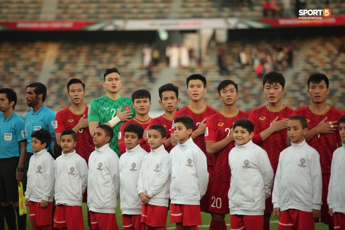 Xuân Trường cúi đầu xúc động trước quốc kỳ Việt Nam tại Asian Cup 2019 - Ảnh 3.