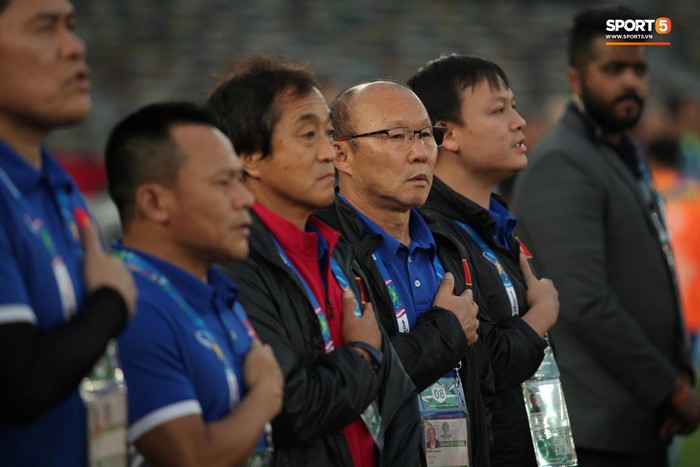 Xuân Trường cúi đầu xúc động trước quốc kỳ Việt Nam tại Asian Cup 2019 - Ảnh 5.