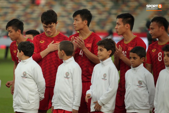 Xuân Trường cúi đầu xúc động trước quốc kỳ Việt Nam tại Asian Cup 2019 - Ảnh 6.