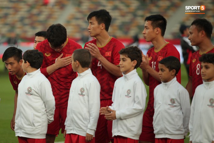 Xuân Trường cúi đầu xúc động trước quốc kỳ Việt Nam tại Asian Cup 2019 - Ảnh 7.