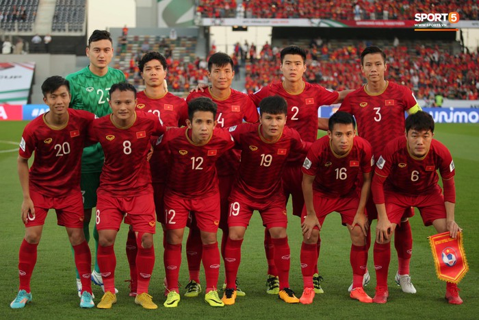 Xuân Trường cúi đầu xúc động trước quốc kỳ Việt Nam tại Asian Cup 2019 - Ảnh 8.