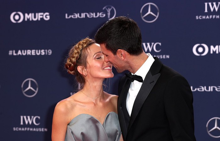 Tay vợt số 1 thế giới tình tứ khóa môi vợ khi đến nhận giải Oscar thể thao - Ảnh 3.
