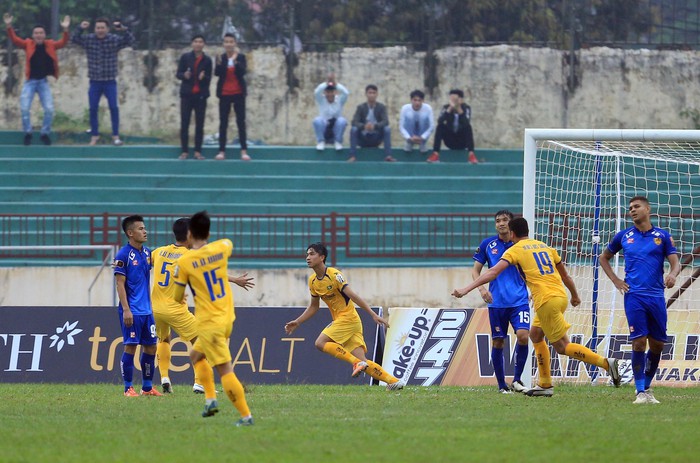 Khoảnh khắc vòng 1 V.League 2019: Tiền vệ Nguyễn Tuấn Anh trở lại, nước mắt Quế Ngọc Hải trận đầu khoác áo Viettel - Ảnh 8.