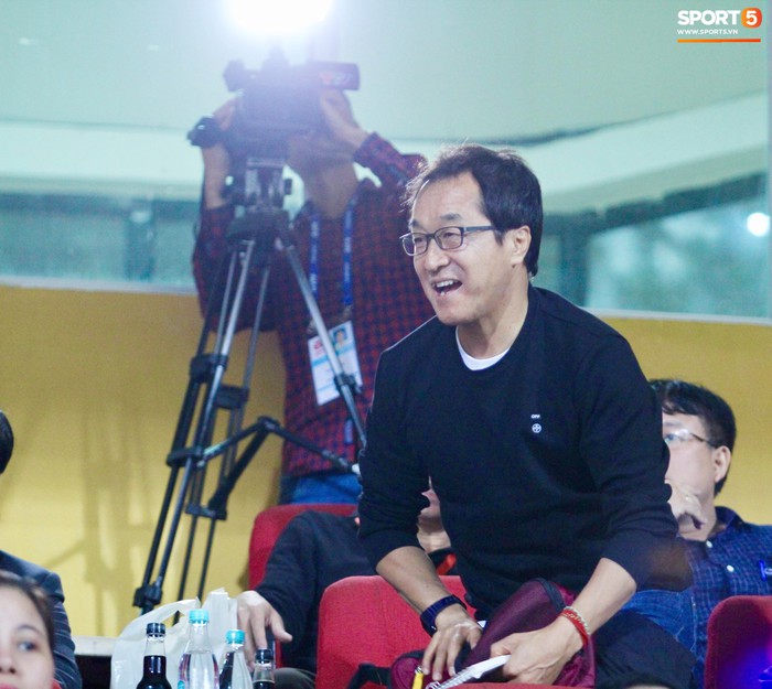 Quế Ngọc Hải, Trọng Hoàng tay bắt mặt mừng HLV Lee Young-jin trên sân Hàng Đẫy - Ảnh 5.
