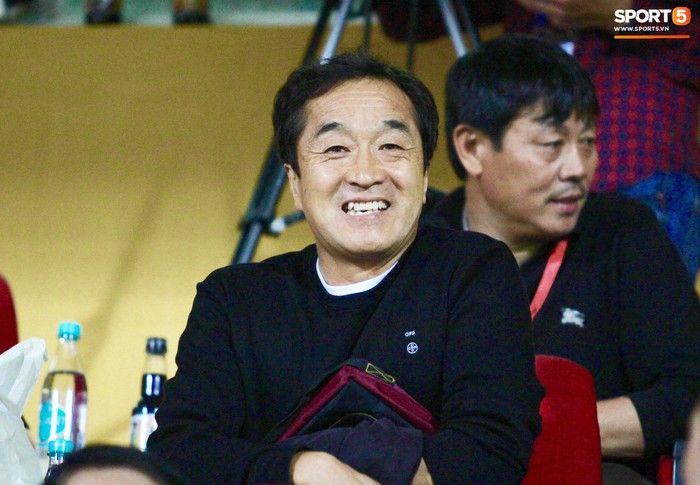 Quế Ngọc Hải, Trọng Hoàng tay bắt mặt mừng HLV Lee Young-jin trên sân Hàng Đẫy - Ảnh 6.