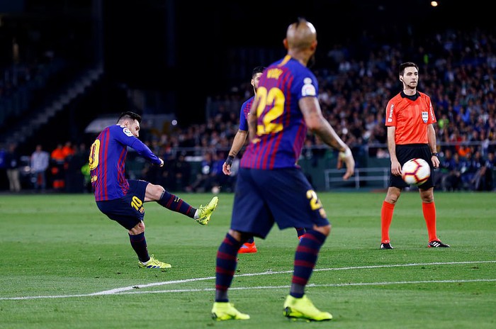Messi lập hat-trick siêu phẩm và phản ứng không ngờ từ các cổ động viên đối phương - Ảnh 5.