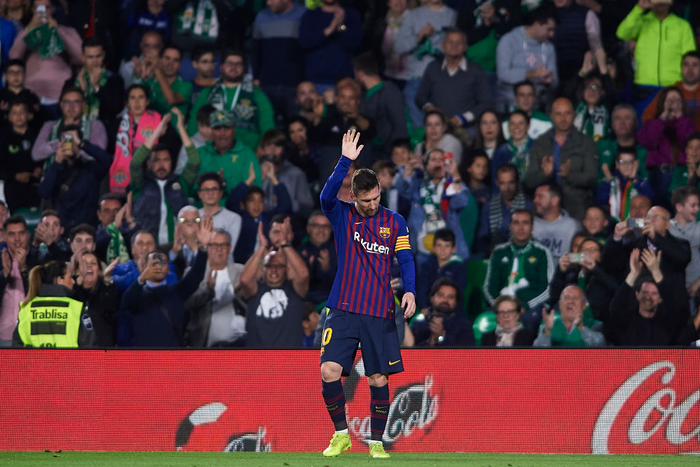 Messi lập hat-trick siêu phẩm và phản ứng không ngờ từ các cổ động viên đối phương - Ảnh 7.
