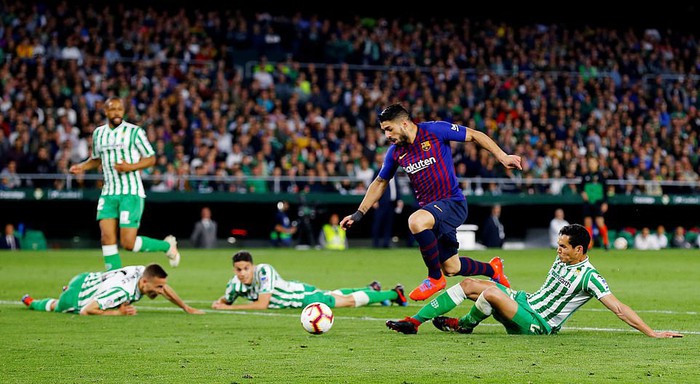 Messi lập hat-trick siêu phẩm và phản ứng không ngờ từ các cổ động viên đối phương - Ảnh 8.