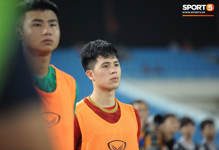 Đình Trọng tay trong tay với trợ lý Lee Young-jin đầy tình cảm - Ảnh 3.