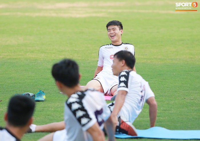 Duy Mạnh ngái ngủ ra sân tập sau chuyến đi dài cùng CLB Hà Nội - Ảnh 9.