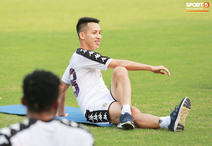 Duy Mạnh ngái ngủ ra sân tập sau chuyến đi dài cùng CLB Hà Nội - Ảnh 6.