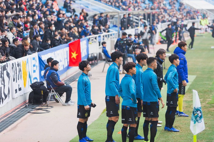 Bức ảnh ý nghĩa: Công Phượng khát khao ra sân tại K.League Classic, phía sau anh là lá cờ Việt Nam - Ảnh 1.