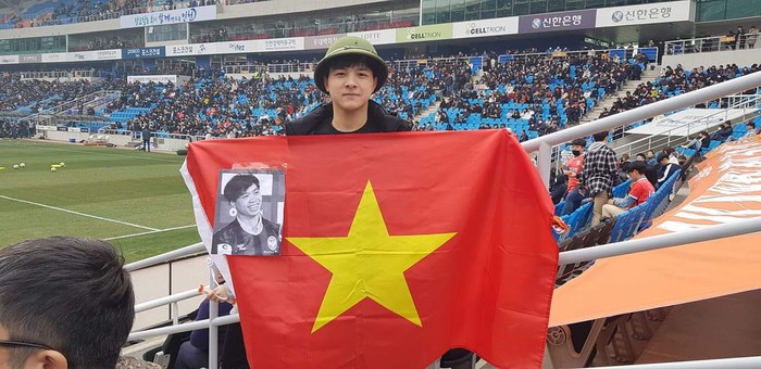 Bức ảnh ý nghĩa: Công Phượng khát khao ra sân tại K.League Classic, phía sau anh là lá cờ Việt Nam - Ảnh 3.