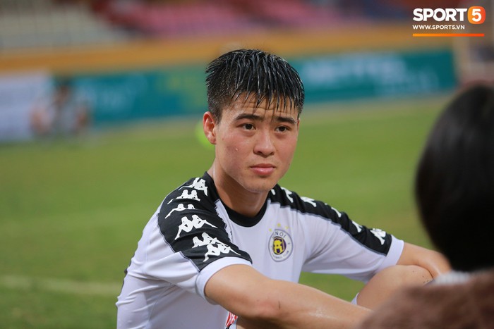 Hình ảnh đáng yêu: Duy Mạnh vừa bế con vừa cổ vũ Hà Nội FC, bé Ú nhoẻn  miệng cười trong vòng tay bố