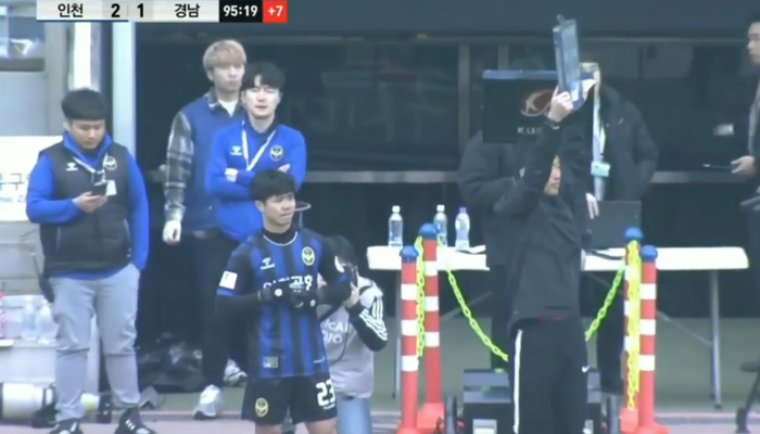 CĐV Incheon vỗ tay, reo hò trong khoảnh khắc Công Phượng ra sân lần đầu tại giải đấu số 1 châu Á - Ảnh 2.
