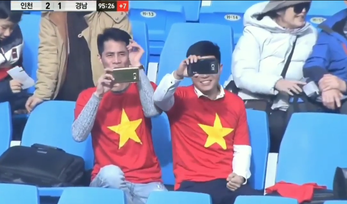 CĐV Incheon vỗ tay, reo hò trong khoảnh khắc Công Phượng ra sân lần đầu tại giải đấu số 1 châu Á - Ảnh 3.