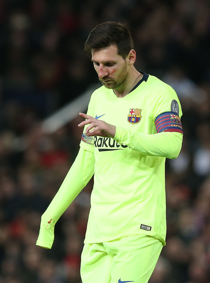 Messi chảy máu đầm đìa sau khi bị trung vệ MU gạt tay trúng mặt - Ảnh 5.