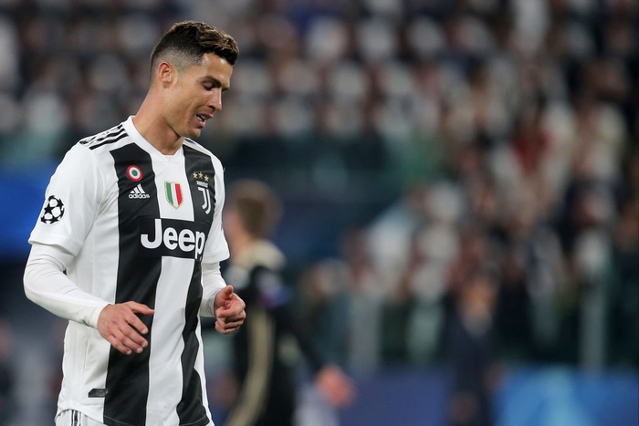 Juventus bị loại, một bộ phận fan hâm mộ bực tức, sỉ nhục Ronaldo: Mua cậu ta chỉ phí tiền - Ảnh 1.