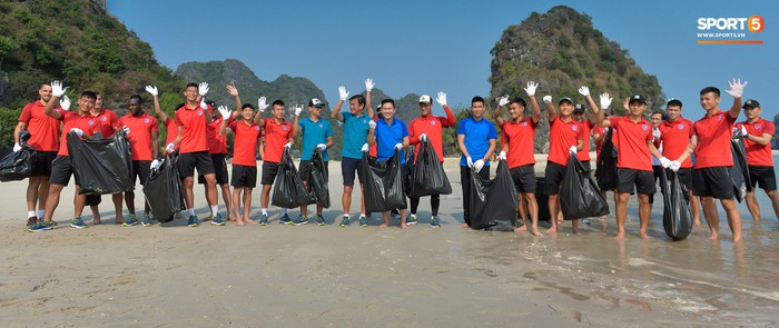 CLB Than Quảng Ninh và ông bầu tham gia thử thách dọn rác ở Vịnh Hạ Long  - Ảnh 9.