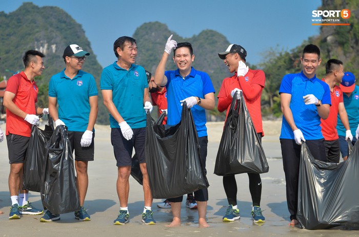 CLB Than Quảng Ninh và ông bầu tham gia thử thách dọn rác ở Vịnh Hạ Long  - Ảnh 8.