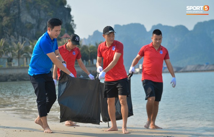 CLB Than Quảng Ninh và ông bầu tham gia thử thách dọn rác ở Vịnh Hạ Long  - Ảnh 5.