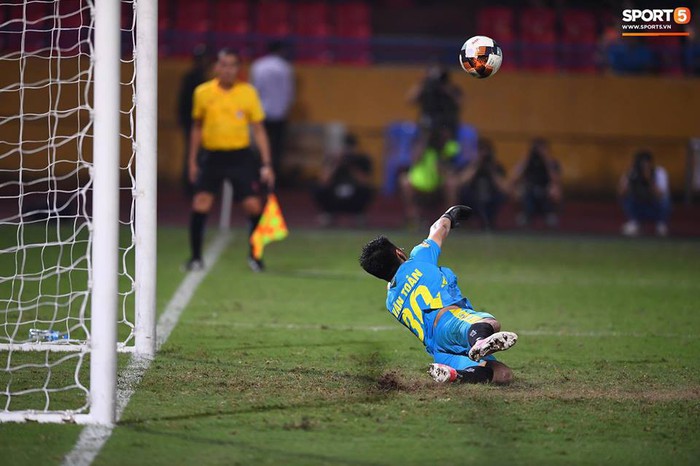 Quang Hải tái hiện màn ăn mừng ngạo nghễ của Ronaldo sau khi ghi bàn nhấn chìm Hải Phòng - Ảnh 9.
