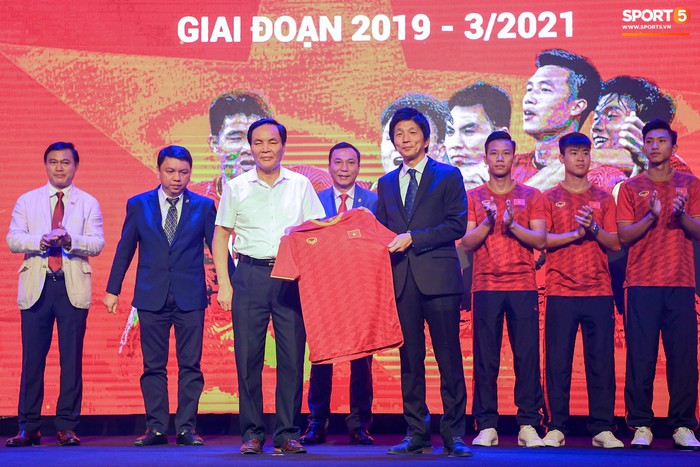 Duy Mạnh, Văn Hậu bảnh bao dự sự kiện của đội tuyển Việt Nam tại Hà Nội - Ảnh 1.