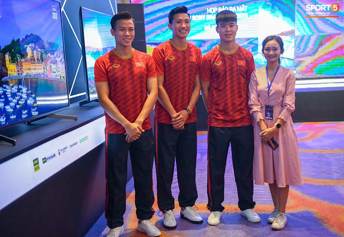 Duy Mạnh, Văn Hậu bảnh bao dự sự kiện của đội tuyển Việt Nam tại Hà Nội - Ảnh 2.