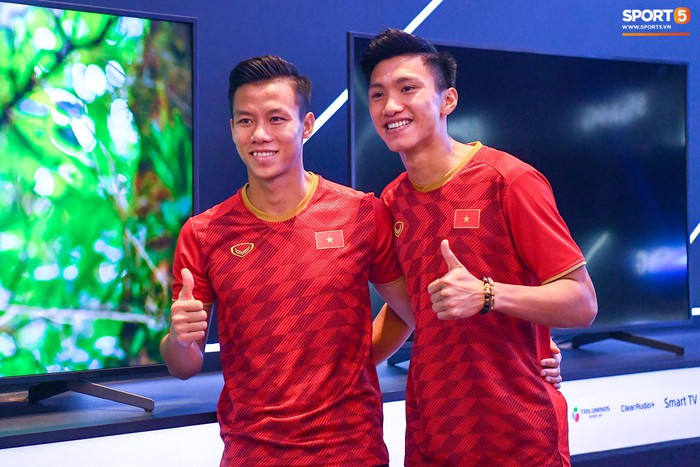 Duy Mạnh, Văn Hậu bảnh bao dự sự kiện của đội tuyển Việt Nam tại Hà Nội - Ảnh 3.