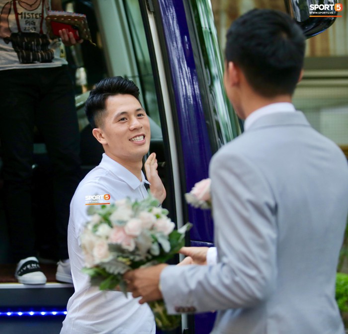 Quang Hải, Đình Trọng cùng dàn cầu thủ Hà Nội hóa soái ca áo trắng đến dự lễ cưới Hùng Dũng - Ảnh 2.