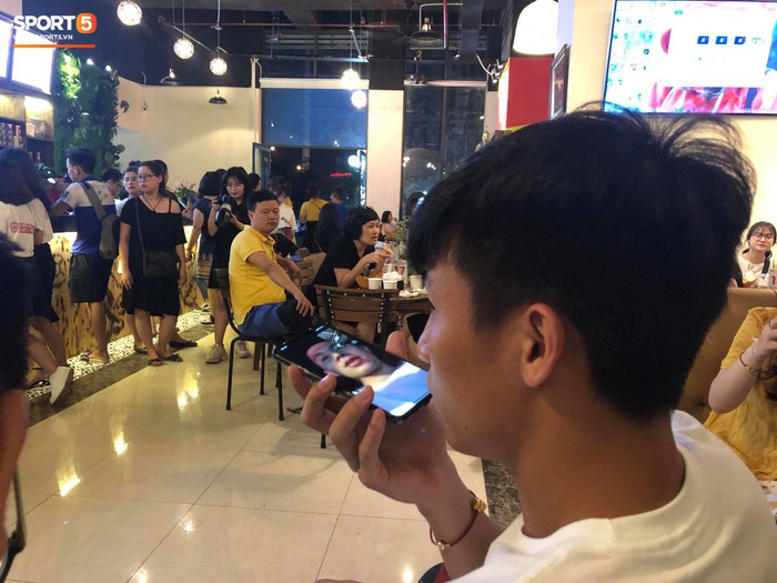 Đình Trọng được tổ chức sinh nhật sớm đầy ấm cúng bên Tư Dũng và các fan