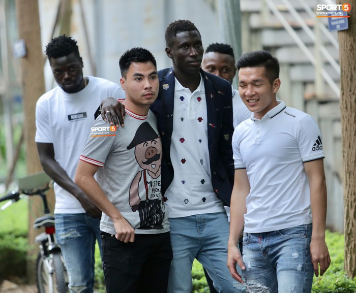 Quang Hải, Đình Trọng cùng dàn cầu thủ Hà Nội hóa soái ca áo trắng đến dự lễ cưới Hùng Dũng - Ảnh 9.