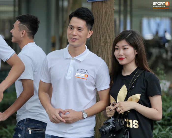 Quang Hải, Đình Trọng cùng dàn cầu thủ Hà Nội hóa soái ca áo trắng đến dự lễ cưới Hùng Dũng - Ảnh 11.