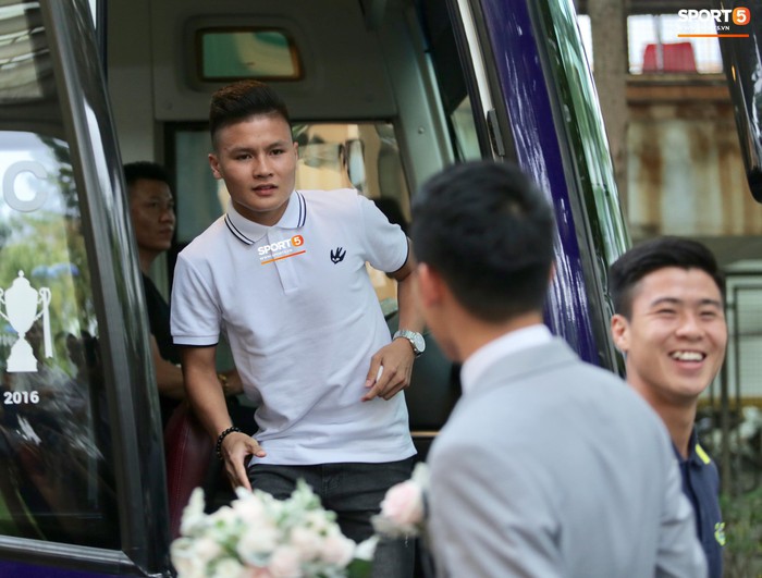 Quang Hải, Đình Trọng cùng dàn cầu thủ Hà Nội hóa soái ca áo trắng đến dự lễ cưới Hùng Dũng - Ảnh 3.