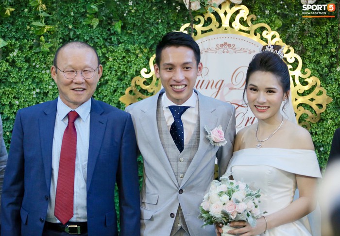 Phan Văn Đức tặng quà cưới cực độc, thầy Park rạng ngời dự hôn lễ của Hùng Dũng - Ảnh 5.