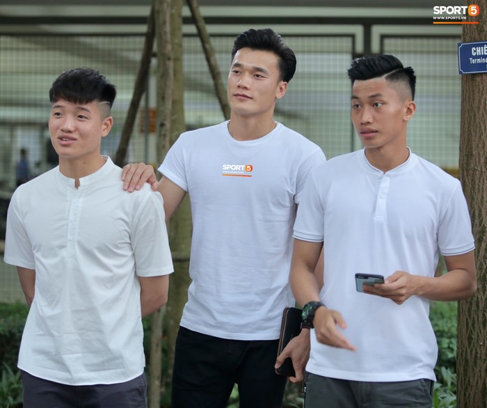 Quang Hải, Đình Trọng cùng dàn cầu thủ Hà Nội hóa soái ca áo trắng đến dự lễ cưới Hùng Dũng - Ảnh 6.