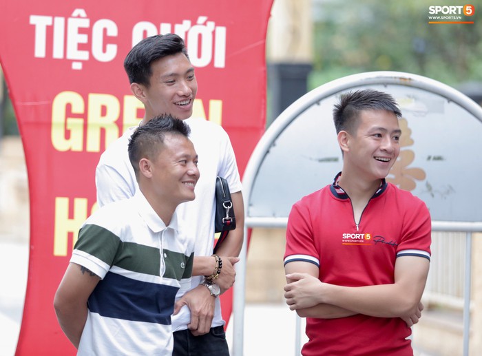 Quang Hải, Đình Trọng cùng dàn cầu thủ Hà Nội hóa soái ca áo trắng đến dự lễ cưới Hùng Dũng - Ảnh 7.
