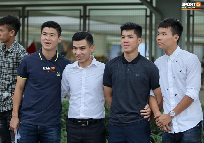 Quang Hải, Đình Trọng cùng dàn cầu thủ Hà Nội hóa soái ca áo trắng đến dự lễ cưới Hùng Dũng - Ảnh 8.
