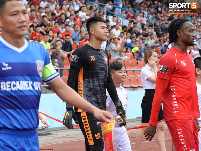 Thủ thành U23 Việt Nam duy trì phong độ ấn tượng trong ngày được cả thầy Park và thầy Lee theo dõi trên khán đài - Ảnh 1.