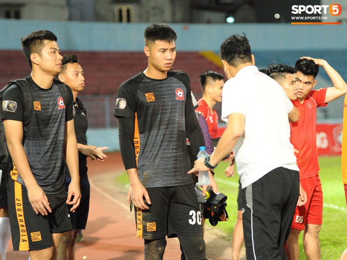 Thủ thành U23 Việt Nam duy trì phong độ ấn tượng trong ngày được cả thầy Park và thầy Lee theo dõi trên khán đài - Ảnh 11.