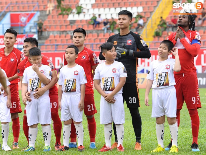 Thủ thành U23 Việt Nam duy trì phong độ ấn tượng trong ngày được cả thầy Park và thầy Lee theo dõi trên khán đài - Ảnh 3.