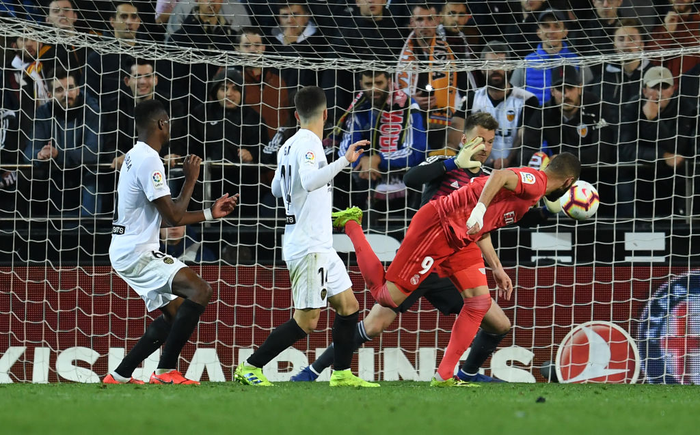 Zidane nhận thất bại đầu tiên ở nhiệm kỳ 2 khi Real Madrid thua bạc nhược Valencia - Ảnh 7.