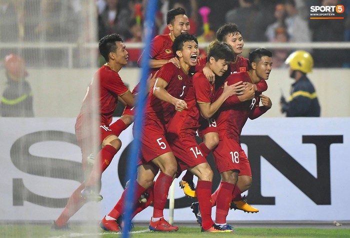 Tăng 1 bậc trên BXH FIFA mở ra cơ hội dự World Cup 2022 cho đội tuyển Việt Nam - Ảnh 1.