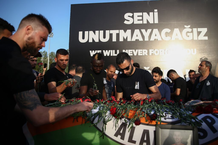 Vụ tai nạn thương tâm ở Thổ Nhĩ Kỳ: Đồng đội khóc nghẹn, vĩnh biệt tuyển thủ CH Séc về nơi an nghỉ cuối cùng - Ảnh 4.