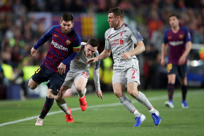 Messi nở nụ cười tinh quái sau pha đi bóng kỹ thuật khiến đối thủ nổi cơn điên - Ảnh 1.