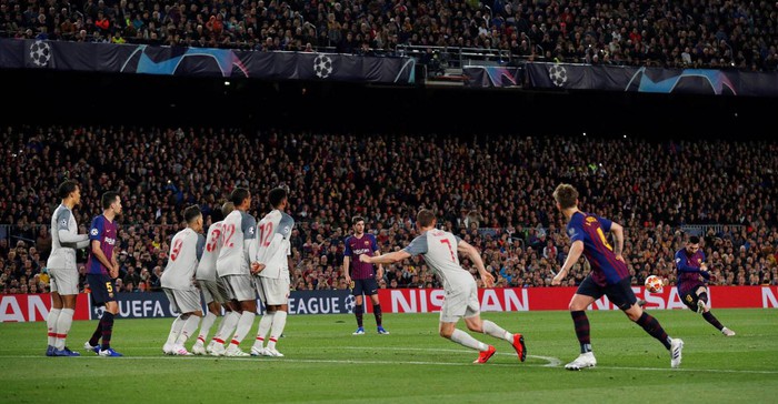 Cận cảnh pha sút phạt thần sầu, không thể tin nổi của siêu sao Messi vào lưới của ông lớn nước Anh Liverpool - Ảnh 2.