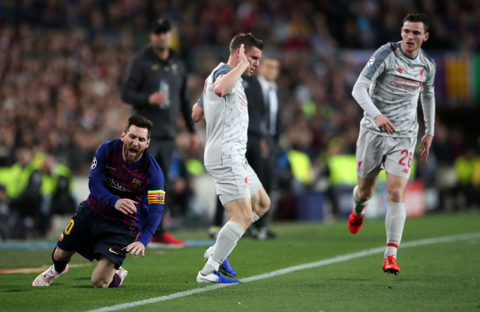 Messi nở nụ cười tinh quái sau pha đi bóng kỹ thuật khiến đối thủ nổi cơn điên - Ảnh 2.