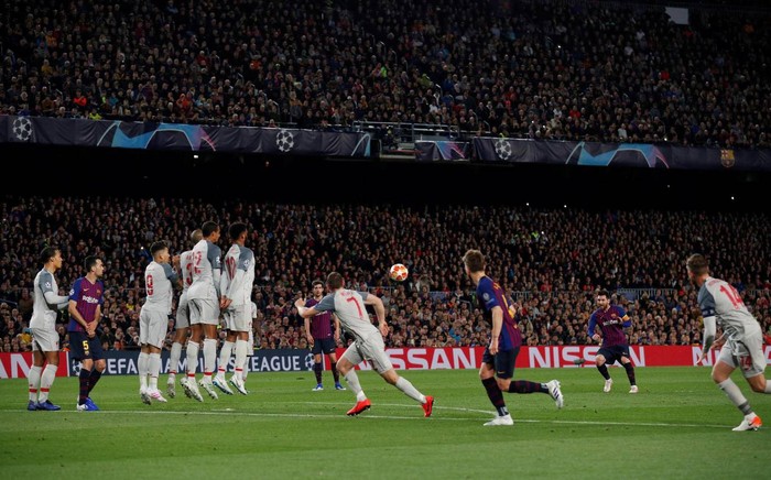 Cận cảnh pha sút phạt thần sầu, không thể tin nổi của siêu sao Messi vào lưới của ông lớn nước Anh Liverpool - Ảnh 3.