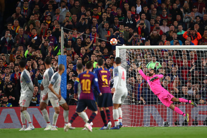 Cận cảnh pha sút phạt thần sầu, không thể tin nổi của siêu sao Messi vào lưới của ông lớn nước Anh Liverpool - Ảnh 5.