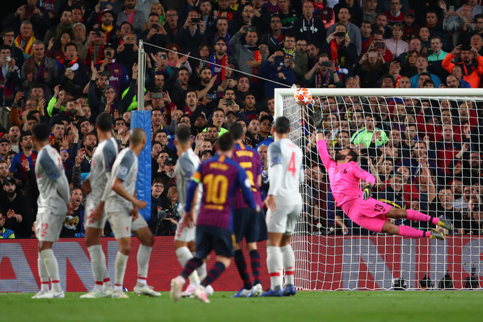 Cận cảnh pha sút phạt thần sầu, không thể tin nổi của siêu sao Messi vào lưới của ông lớn nước Anh Liverpool - Ảnh 6.